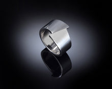 Load image into Gallery viewer, Unique solid sterling silver band ring for men
