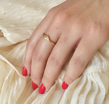 Load image into Gallery viewer, Women's delicate gold wave ring