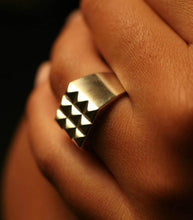 Load image into Gallery viewer, Mens Spikes Signet ring