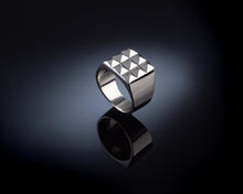 Load image into Gallery viewer, Mens Spikes Signet ring