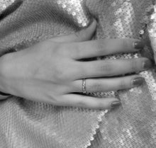 Load image into Gallery viewer, Women&#39;s Minimalist silver ring
