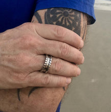 Load image into Gallery viewer, Men&#39;s oxidized silver ring
