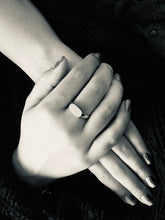 Load image into Gallery viewer, Women&#39;s Oval signet ring

