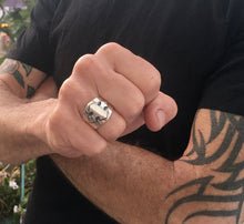 Load image into Gallery viewer, Men&#39;s silver Cross ring
