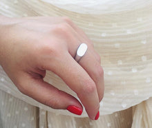 Load image into Gallery viewer, Women&#39;s Oval signet ring
