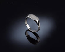 Load image into Gallery viewer, Women&#39;s Oval signet ring
