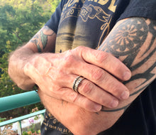 Load image into Gallery viewer, Men oxidized silver band ring
