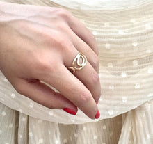 Load image into Gallery viewer, Women&#39;s open circles gold ring
