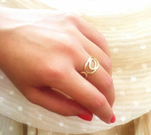Load image into Gallery viewer, Women&#39;s open circles gold ring
