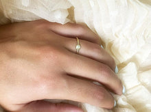 Load image into Gallery viewer, Dainty gold ring
