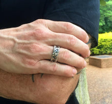 Load image into Gallery viewer, Men oxidized silver band ring
